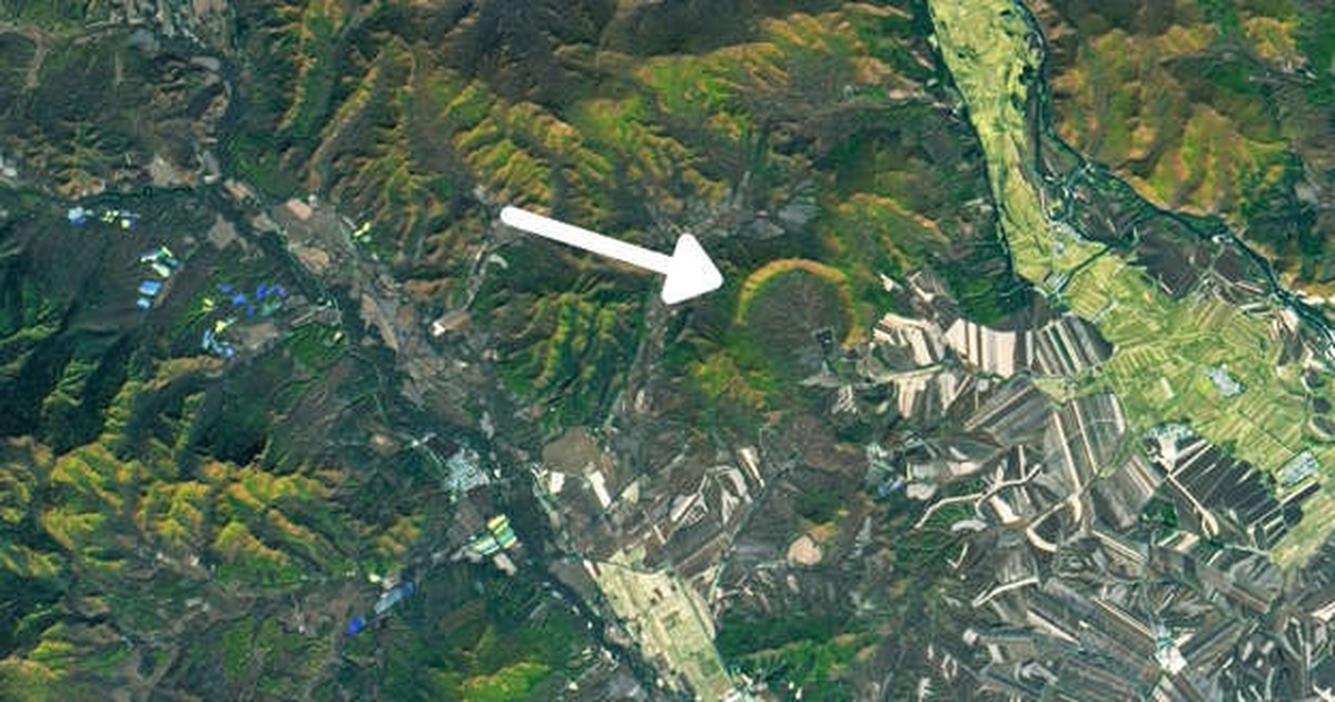 NASA phát hiện hố va chạm hình lưỡi liềm lớn nhất Trái đất ở Trung Quốc