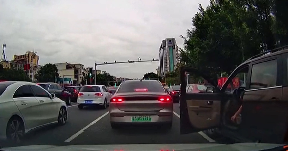 Tài xế mở cửa để... lấn làn