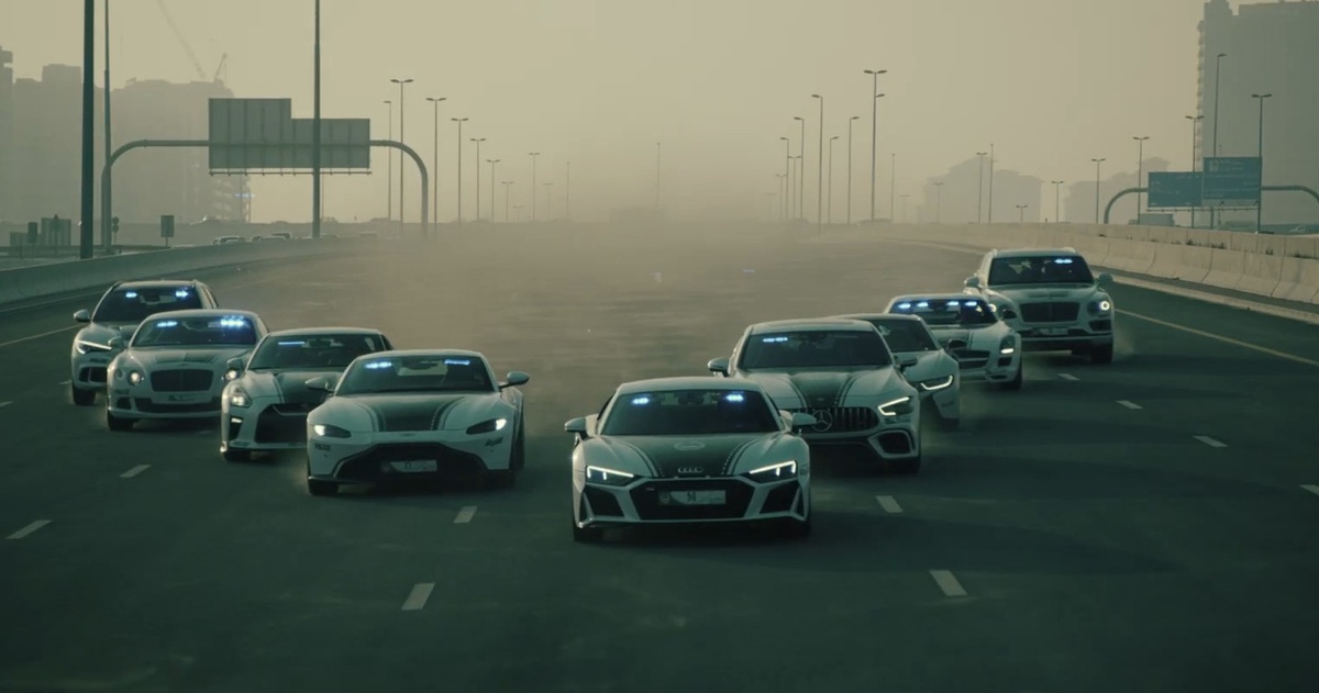Cảnh sát Dubai khoe dàn xe tuần tra khủng suốt 66 năm như phim Hollywood