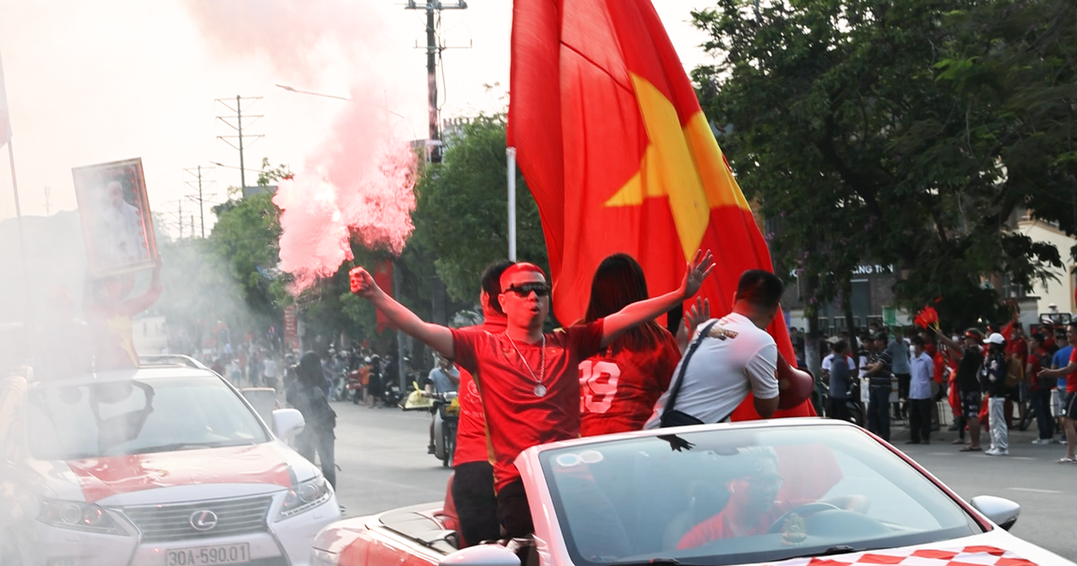 Video: Hàng trăm CĐV đốt pháo sáng trước sân Việt Trì, U23 Việt Nam quyết đấu với U23 Indonesia