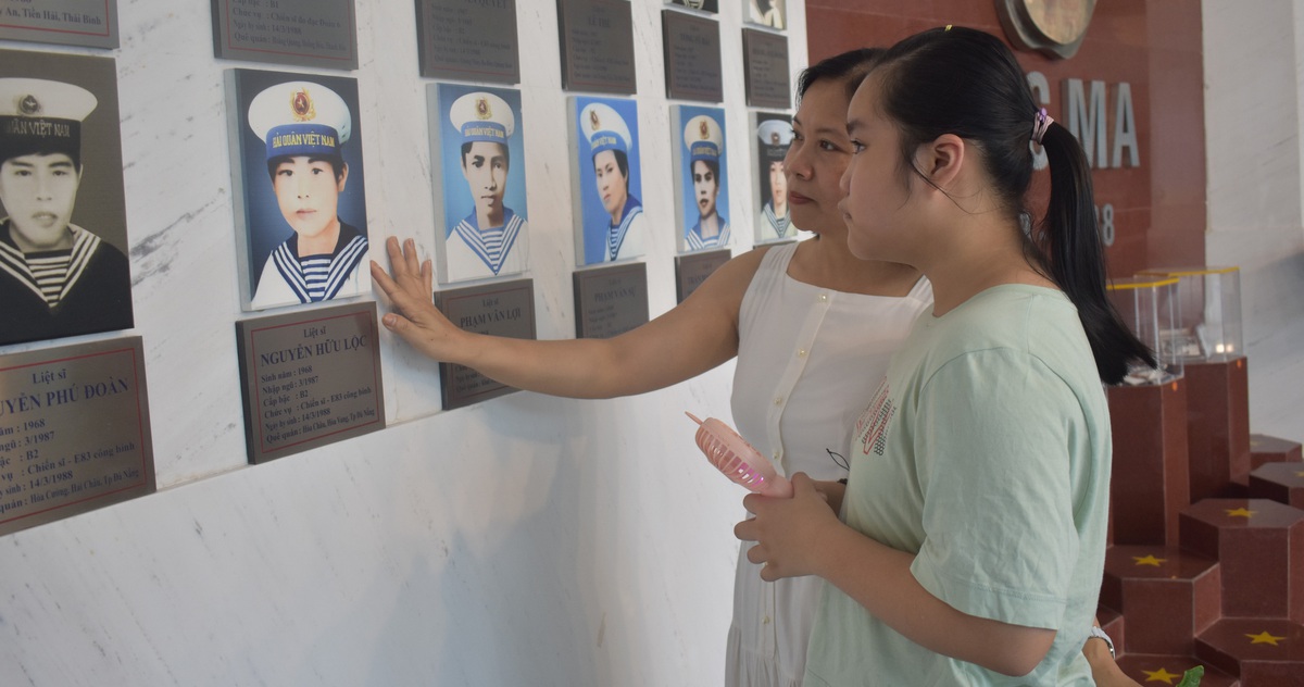 Hàng trăm du khách, người dân viếng Khu tưởng niệm chiến sĩ Gạc Ma