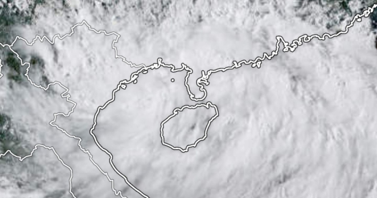 Bão số 2 đang gây mưa to, gió giật mạnh các tỉnh ven biển Bắc Bộ và Hà Nội