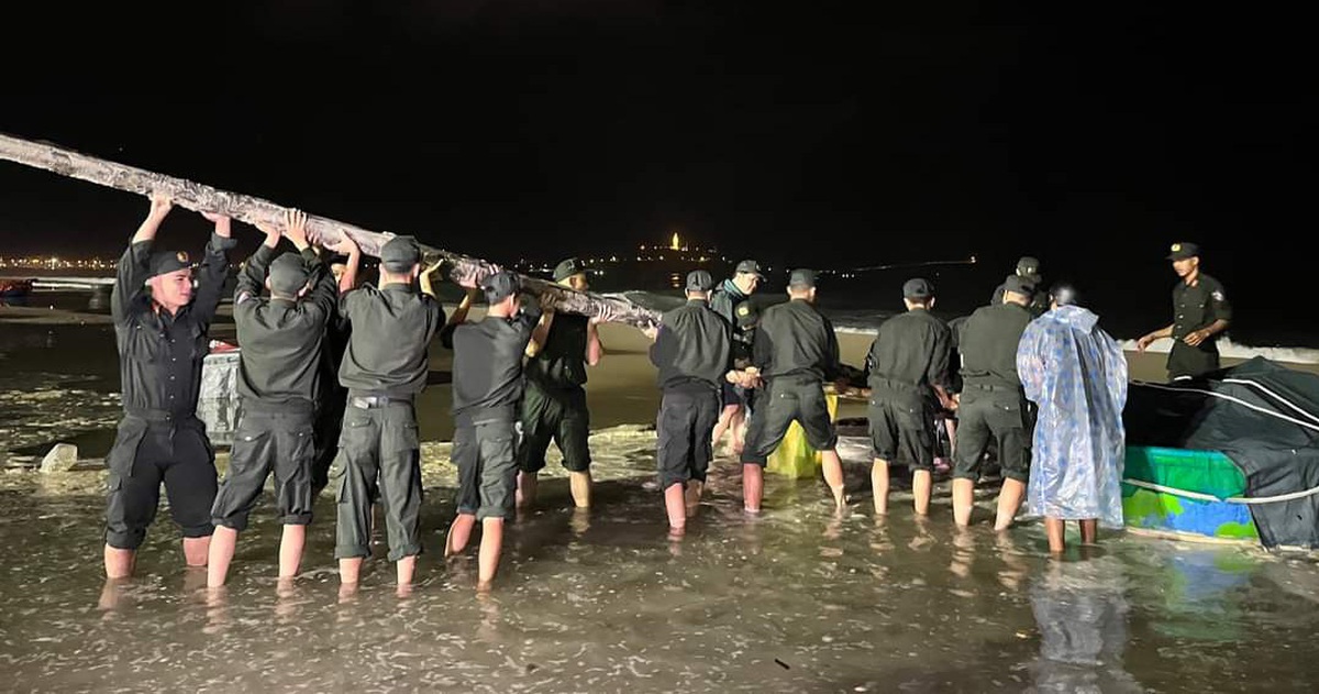 Đà Nẵng: Công an xuyên đêm giúp dân chống bão số 4