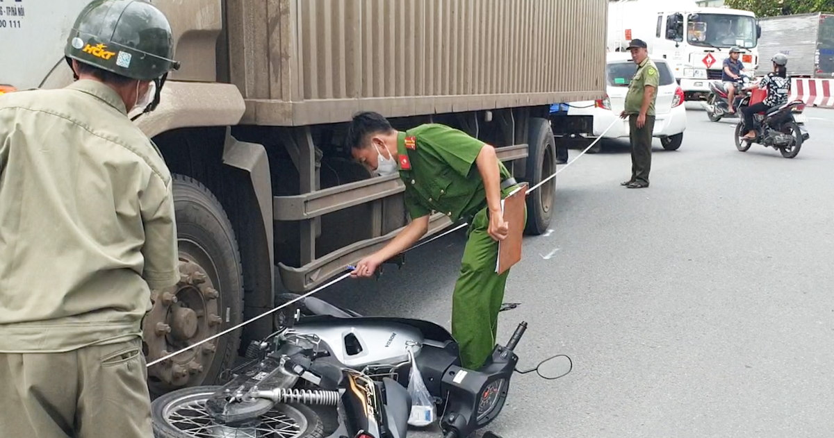 Video: Va chạm với xe tải tại trạm thu phí Lái Thiêu, nữ sinh đi máy tử vong - Tuổi Trẻ Online