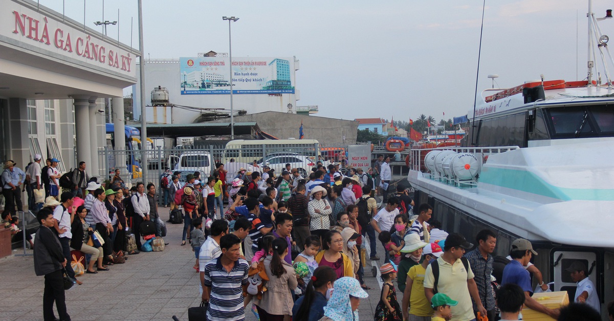 Thời tiết xấu, Quảng Ngãi đề nghị tàu cảnh sát biển đưa người dân về Lý Sơn đón Tết