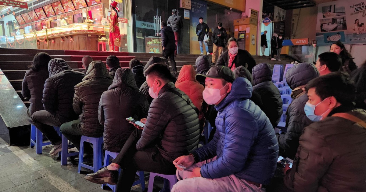 Ngày vía Thần Tài, người dân mua vàng cầu may từ sớm