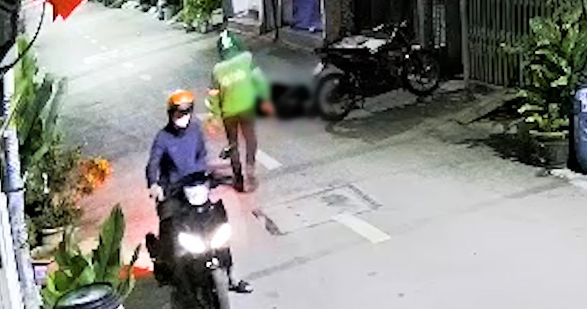 Video: Nam công nhân nhậu tiệc tất niên say quắc cần câu, nằm ngủ luôn ngoài đường, bị trộm xe 55 triệu đồng - Tuổi Trẻ Online