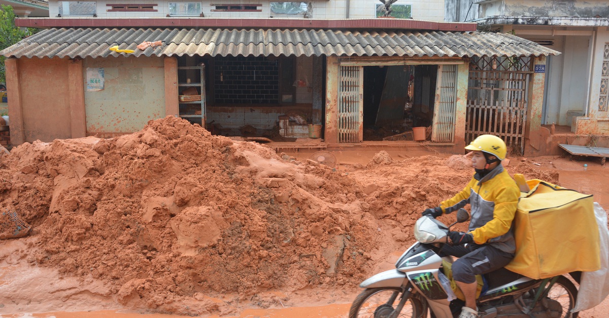 Nhà cửa, đường sá ngổn ngang sau vụ tràn cát đỏ ở Phan Thiết