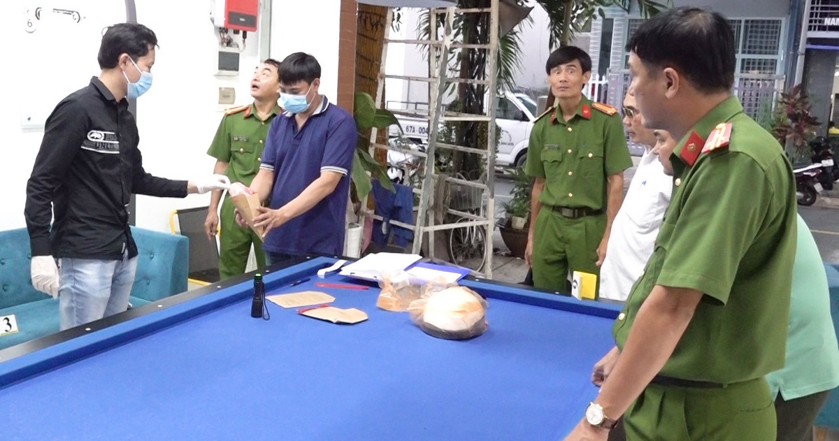 Thiếu niên 14 tuổi đâm chết người tại quán cà phê - Tuổi Trẻ Online