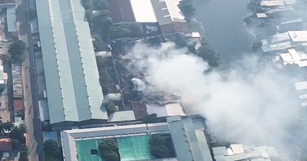 Kho hàng ở quận 7 vẫn bốc khói, cháy âm ỉ nhiều giờ - Tuổi Trẻ Online