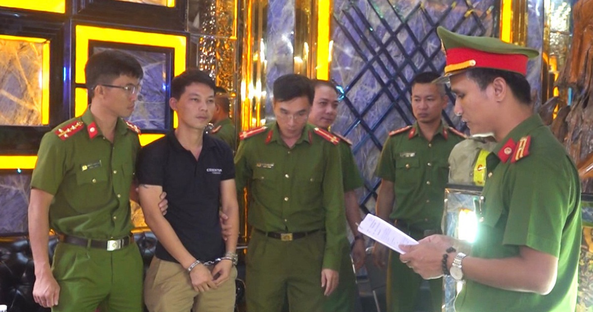 Công an bắt hai người mua bé gái 14 tuổi rồi ép phục vụ khách karaoke - Tuổi Trẻ Online