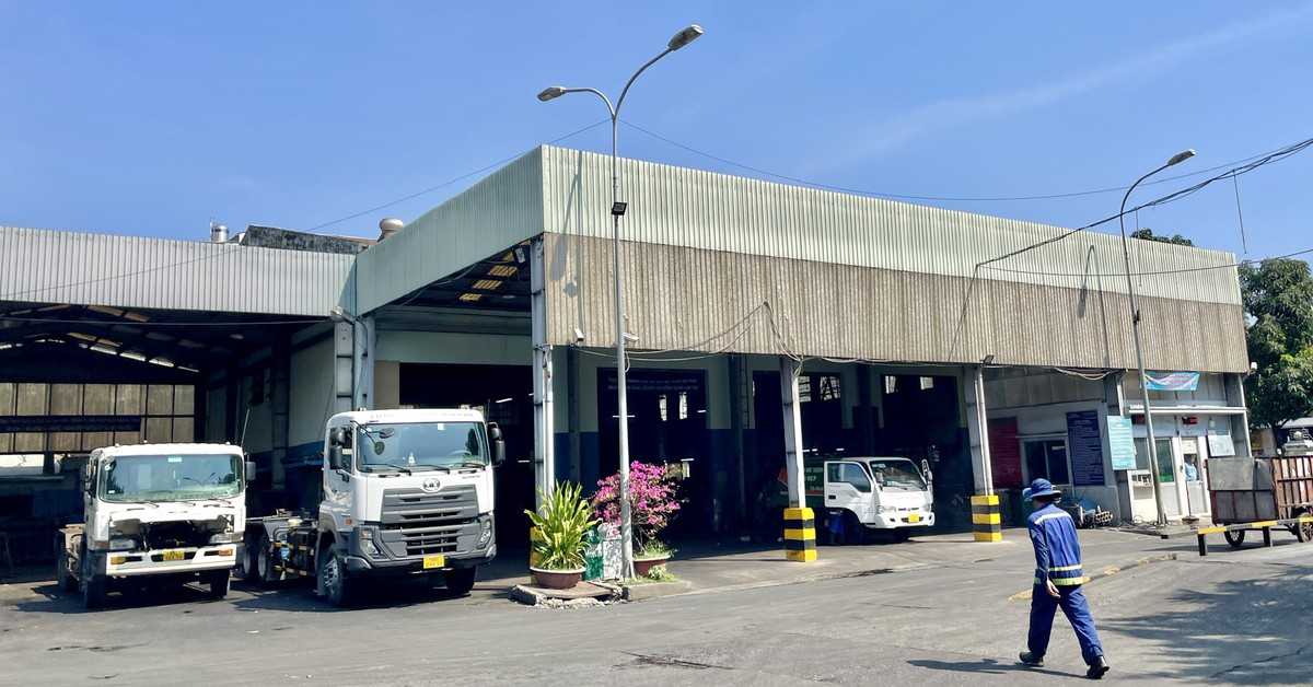Trạm trung chuyển rác gần trường học bốc mùi hôi thối - Tuổi Trẻ Online