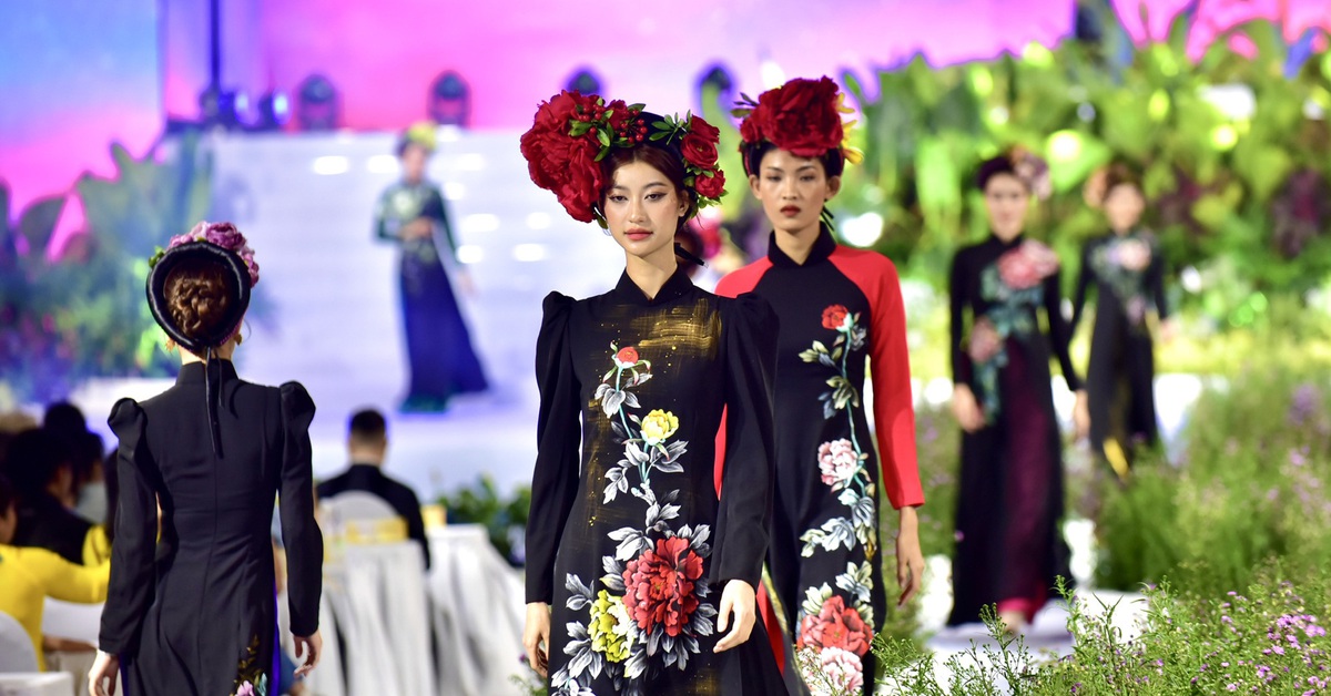 'Áo dài với hành trình sống động' của 11 nhà thiết kế 3 miền