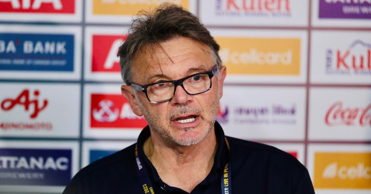 HLV Philippe Troussier: 'Chúng tôi chỉ còn 17 người đấu U22 Indonesia'