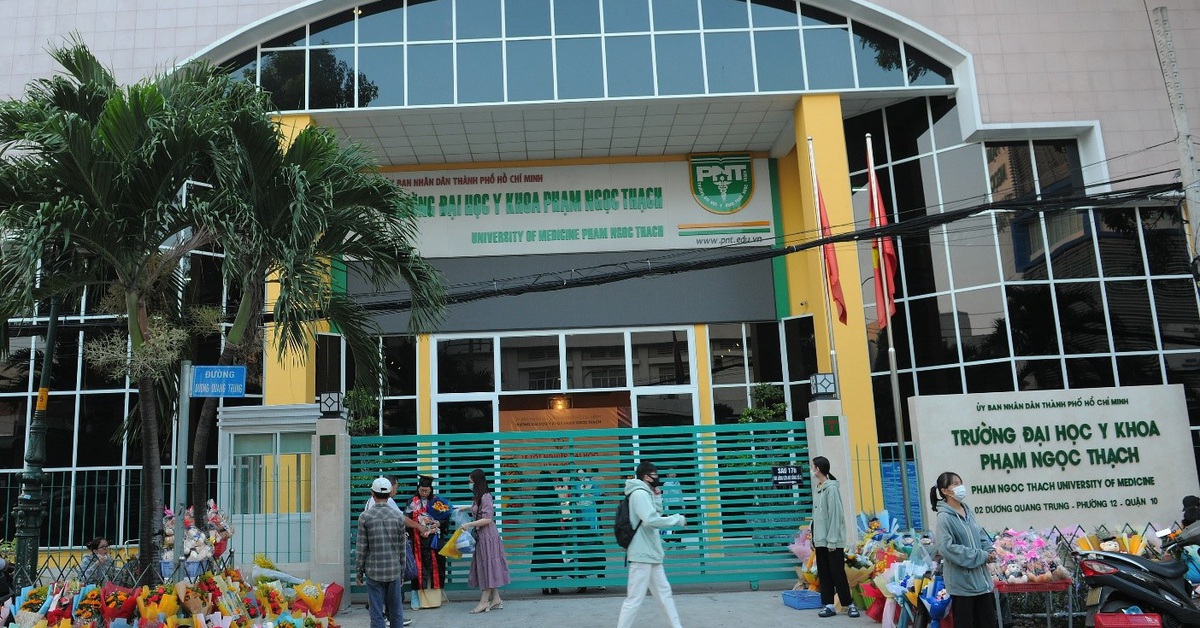 Toàn cảnh cổng trường Đại học Y khoa Phạm Ngọc Thạch cơ sở Quận 10 (Nguồn: Báo Tuổi Trẻ)