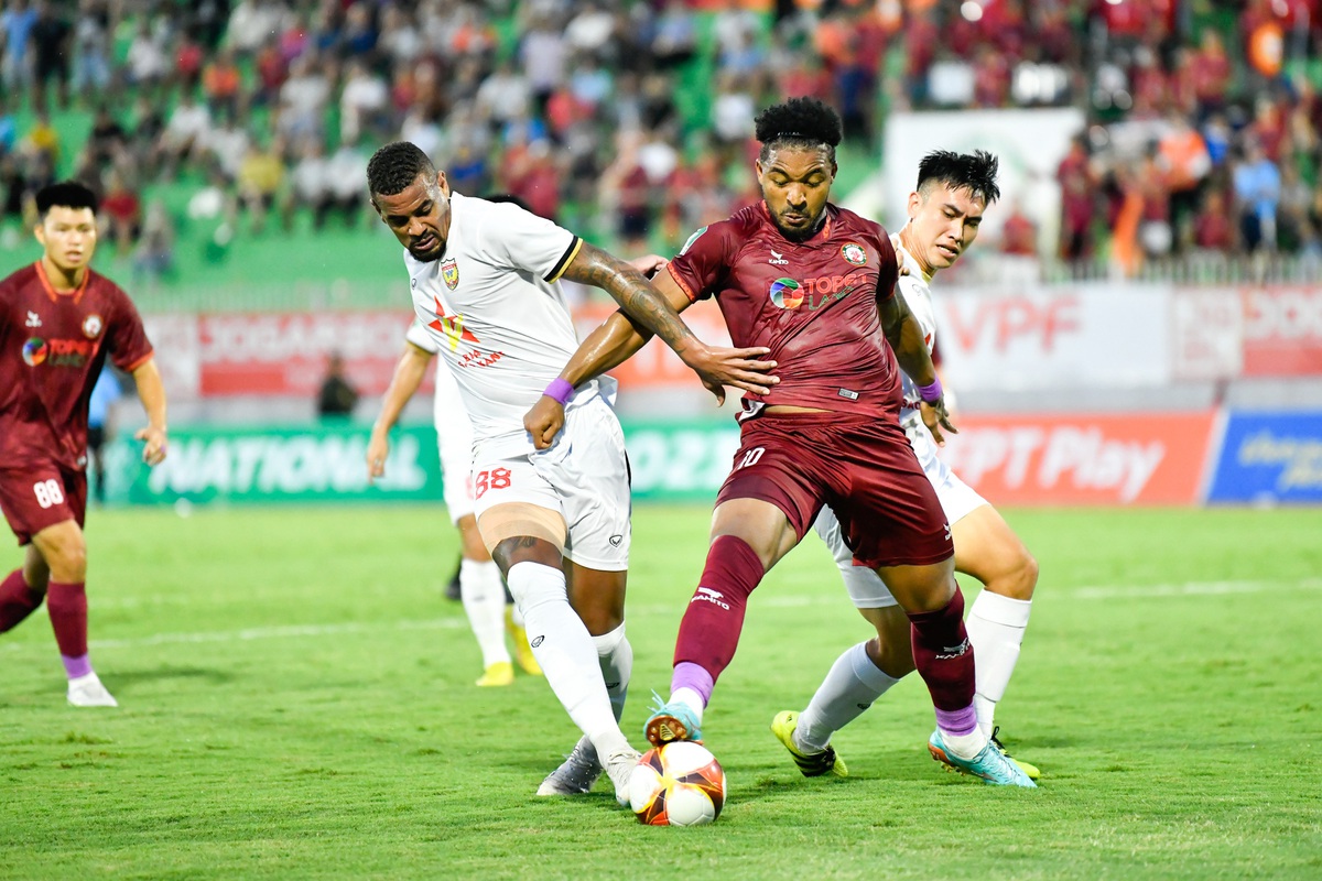 Rafaelson và Văn Thành ăn mừng bàn thắng - Ảnh: TẤN KHẢI