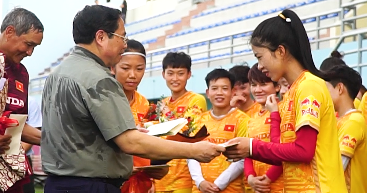 Thủ tướng động viên, khích lệ tinh thần đội tuyển nữ Việt Nam trước World Cup bóng đá nữ 2023 - Tuổi Trẻ Online