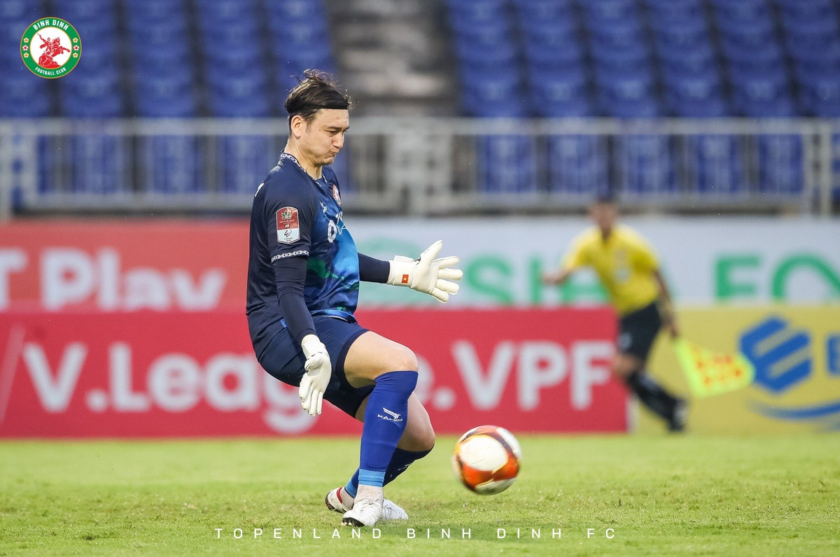 Thủ môn Đặng Văn Lâm cản phá luân lưu - Ảnh: Topenland Bình Định FC