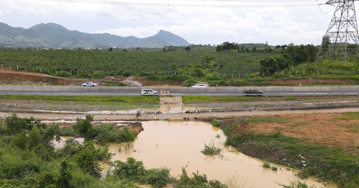 Ngập cao tốc Dầu Giây - Phan Thiết: Ai lại đổ lỗi cho dòng sông!