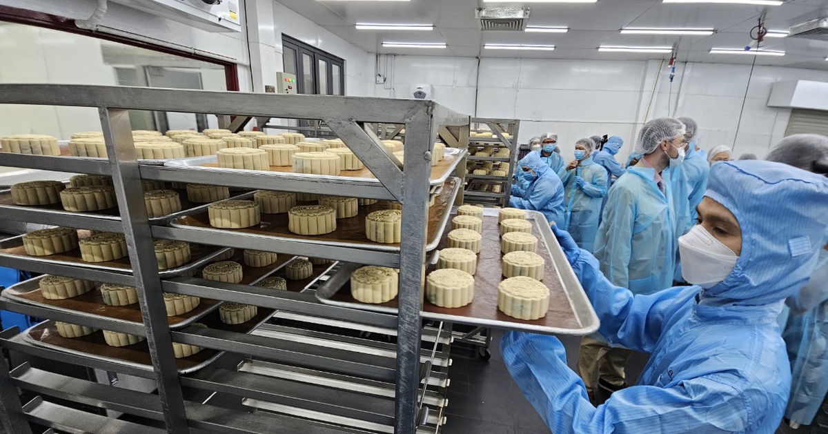 Tổng lãnh sự Mỹ hào hứng xem làm bánh trung thu xuất khẩu qua Mỹ