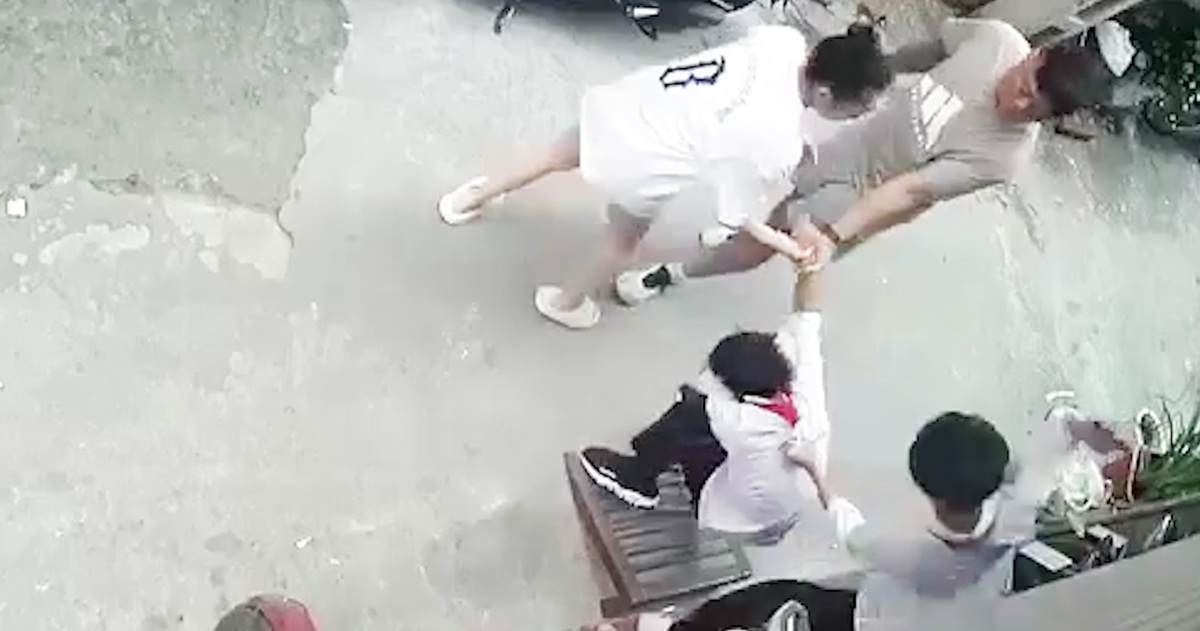 Một học sinh quỳ gối xin tha, nhóm một giáo viên và 4 người khác vẫn đánh tới tấp - Tuổi Trẻ Online