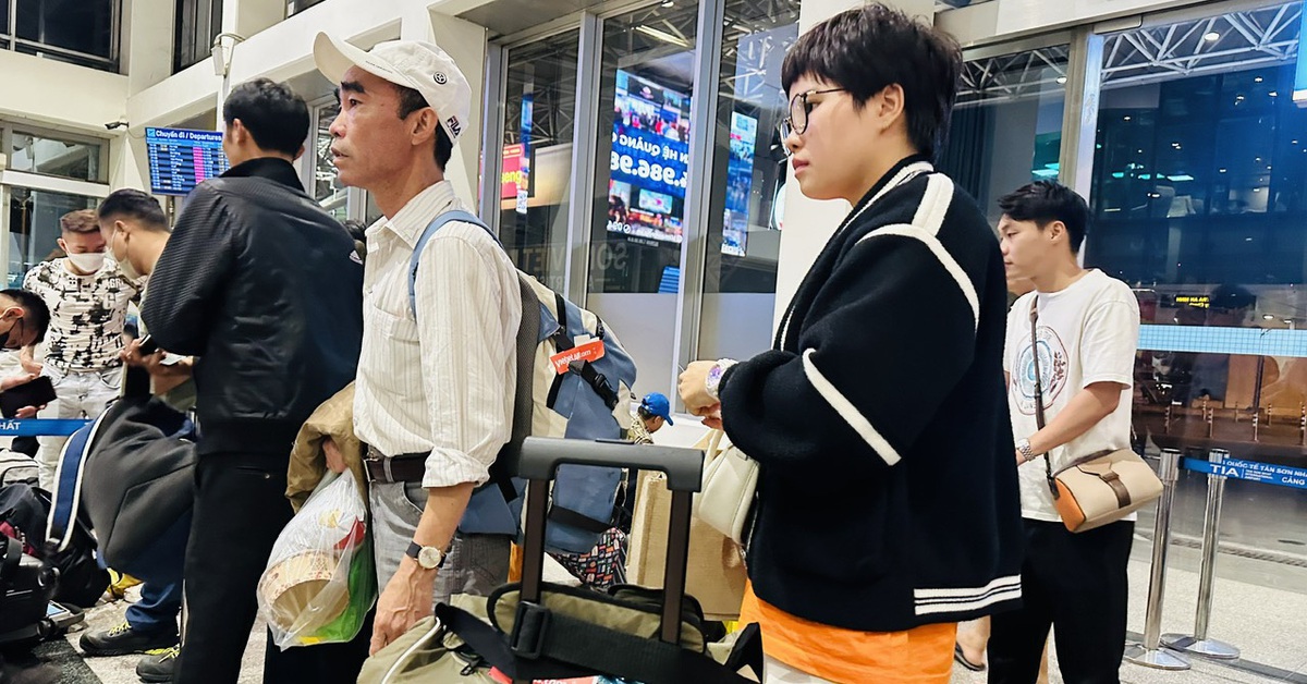 Tăng kiểm tra cân nặng hành lý ở Tân Sơn Nhất, khách 'lố' ký phải đóng thêm tiền