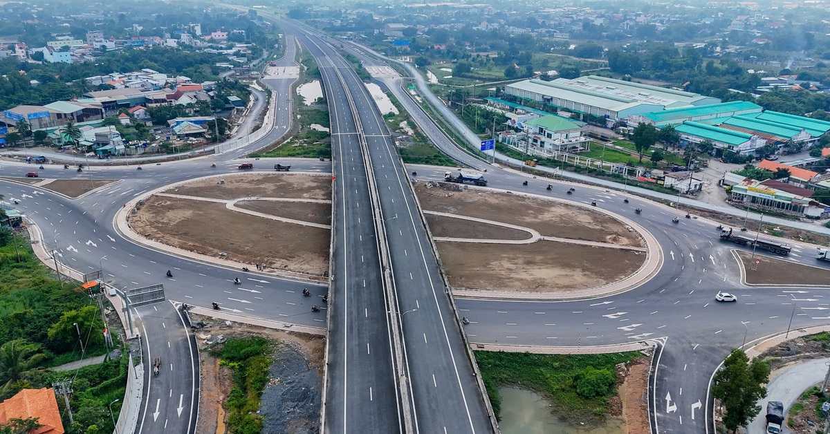 Ngắm cao tốc Bến Lức - Long Thành 'xịn, mịn' được đề xuất khai thác tạm sau 10 năm xây dựng