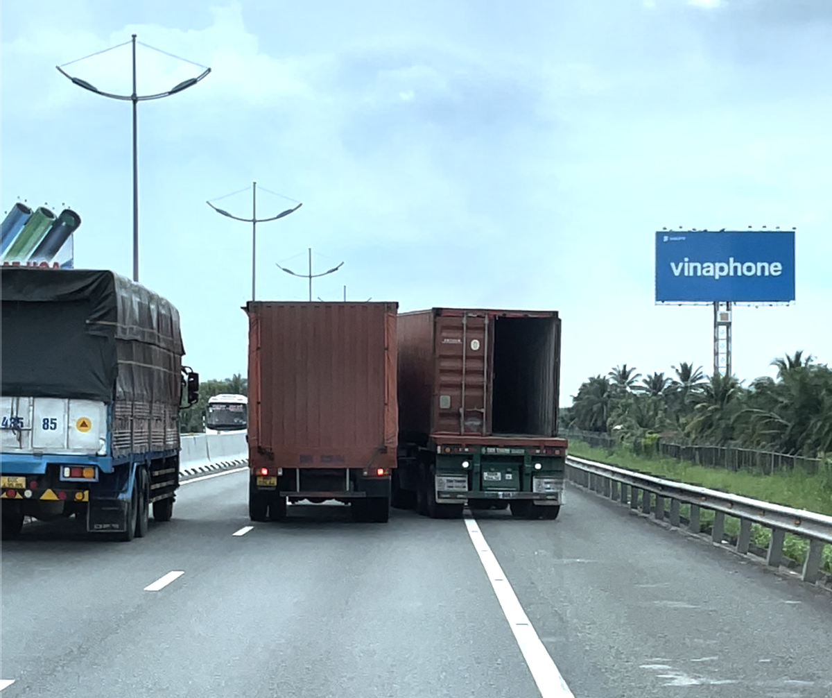 Xe tải và xe container rượt đuổi, ép nhau trên cao tốc TP.HCM - Trung ...