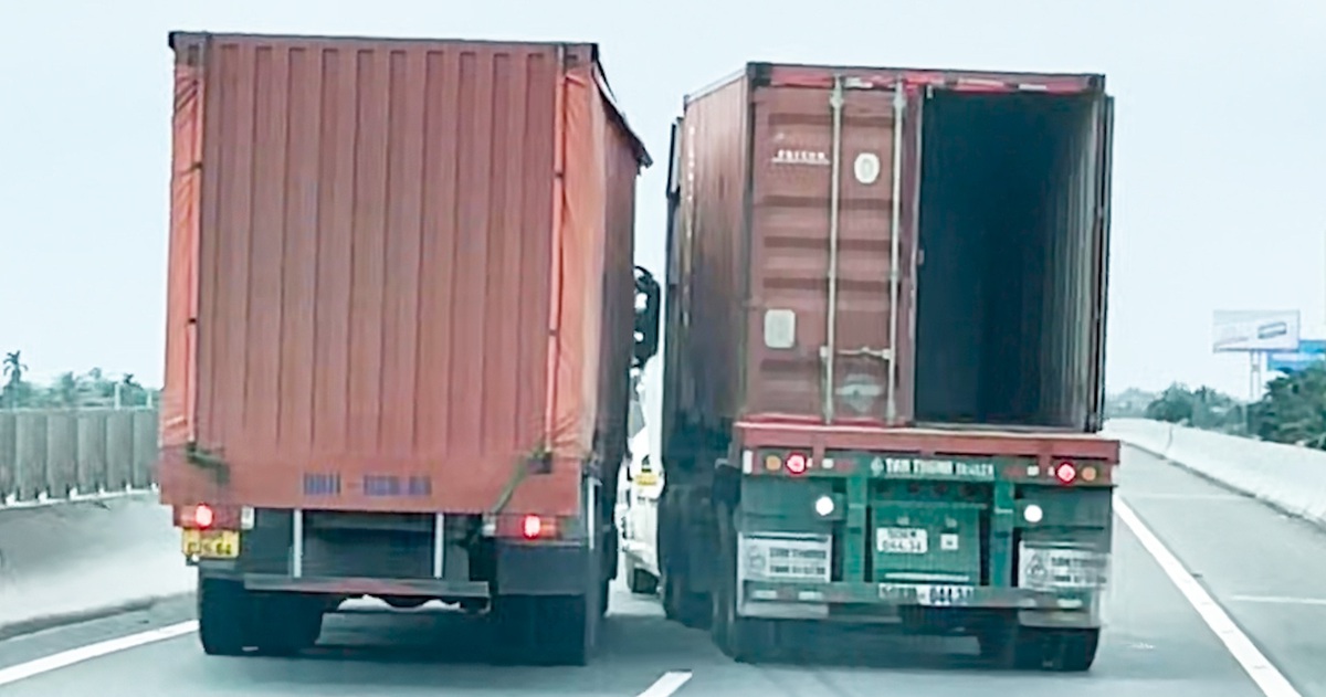 Camera ghi hình xe tải và xe container chèn ép nhau trên cao tốc qua ...