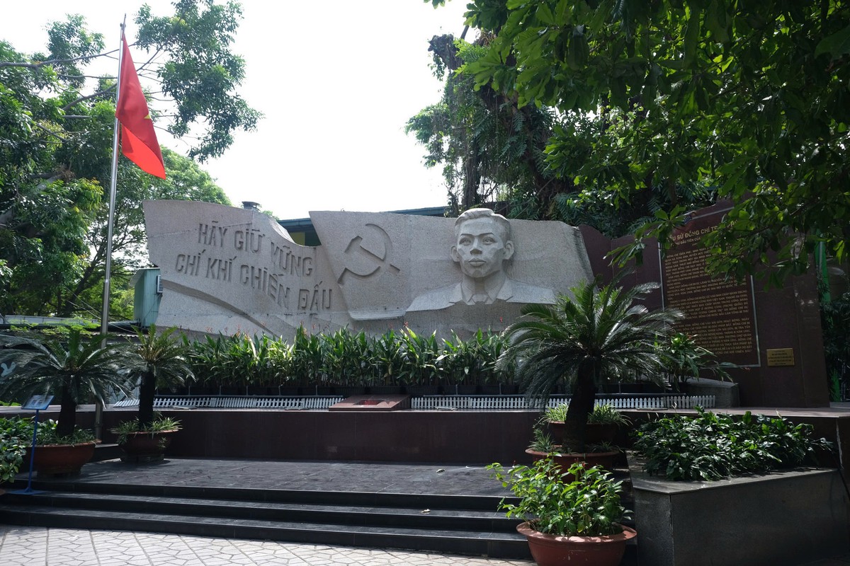 Bia tưởng niệm Tổng Bí thư Trần Phú