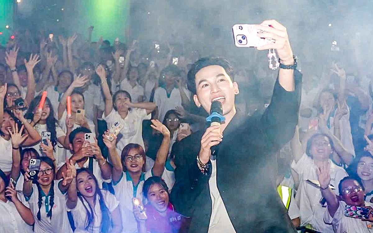 Ali Hoàng Dương biểu diễn trước chung kết Giải bóng đá công nhân, viên chức Việt Nam 2025