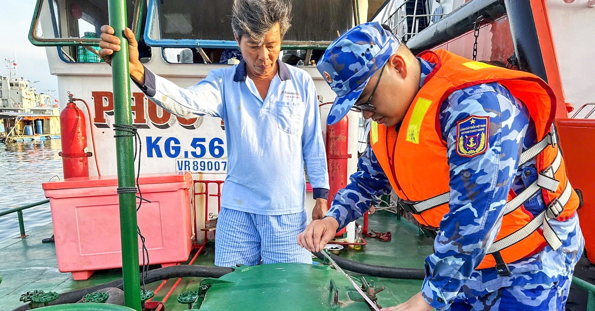 Trinh sát cảnh sát biển bắt nhiều vụ vận chuyển xăng dầu lậu