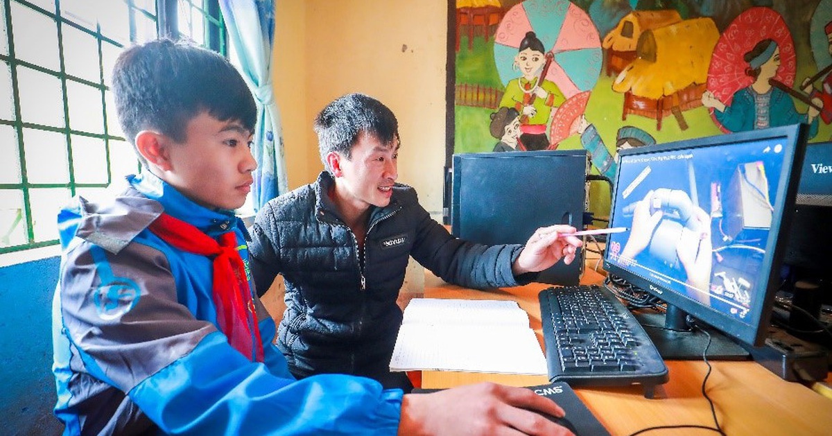 Những người mang Internet đến với trường học: ‘Ánh mắt thầy và trò khiến chúng tôi nhớ mãi’