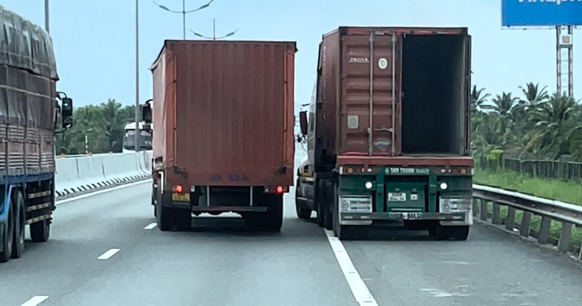 Xe tải và xe container chèn ép nhau trên cao tốc qua Long An: Khởi tố ...