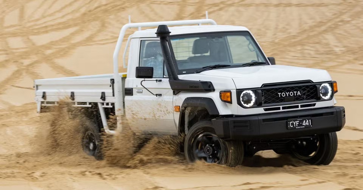 Thay lò xo, Toyota Land Cruiser bán tải dư sức ‘cõng’ 4 chiếc Wigo, thêm 2 chiếc SH