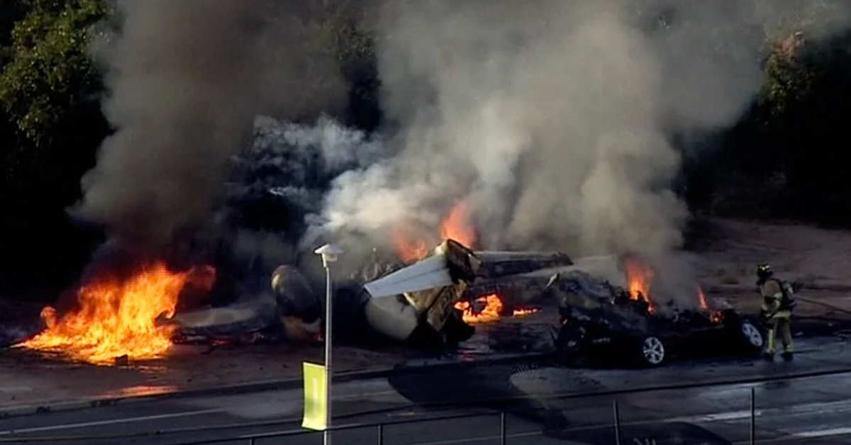 Máy bay rơi trúng ô tô ở Mỹ, 5 người tử nạn - Tuổi Trẻ Online