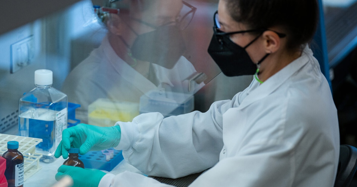 Đột phá mới chống HIV/AIDS: Vắc xin mRNA 'đóng gói' trong hạt nano