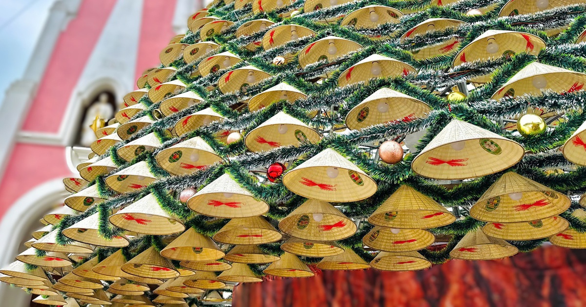 Cây thông Noel làm từ 2.400 nón lá sáng rực mùa Giáng sinh - Tuổi Trẻ Online