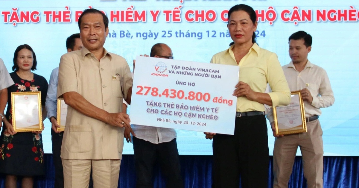 Hơn 1.000 thẻ bảo hiểm y tế tặng hộ cận nghèo