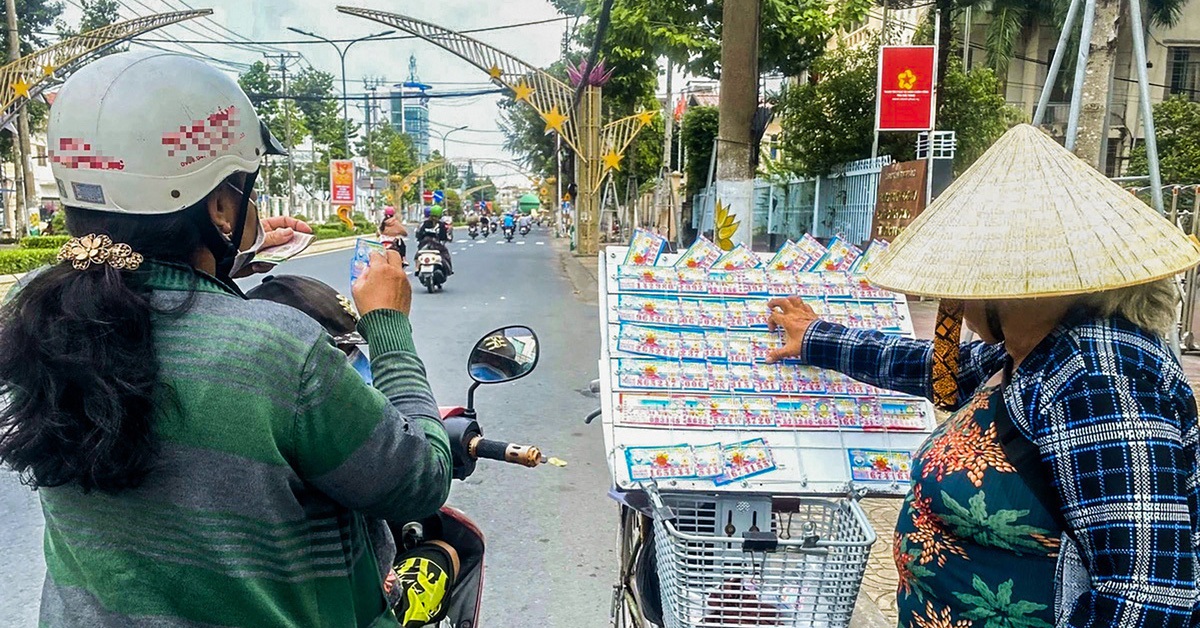 Người bán vé số gặp nhiều tình huống khó xử từ khách mua - Tuổi Trẻ Online