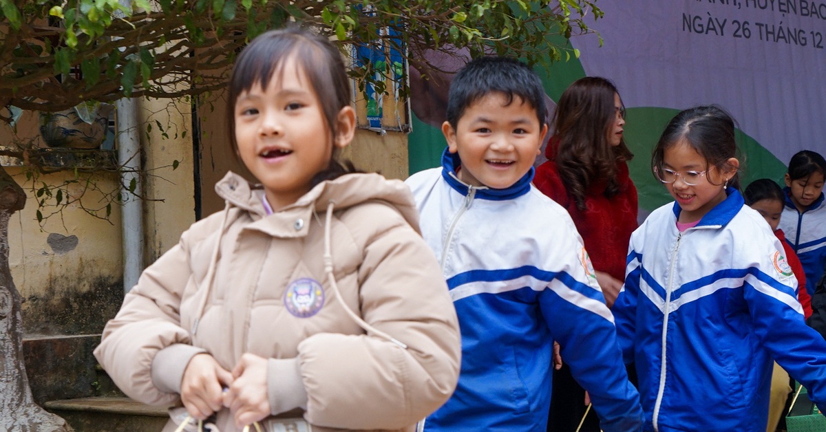 Học sinh Làng Nủ nhận học bổng tiếp sức nói nhớ Phở yêu thương - Tuổi Trẻ Online