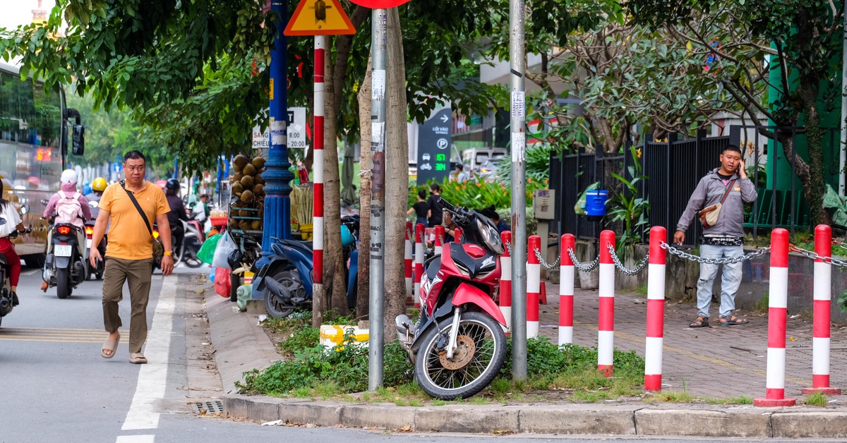 Rào chắn vỉa hè quanh tòa nhà ngăn hàng rong, hàng rong vẫn bán, người đi bộ phải xuống lòng đường - Tuổi Trẻ Online