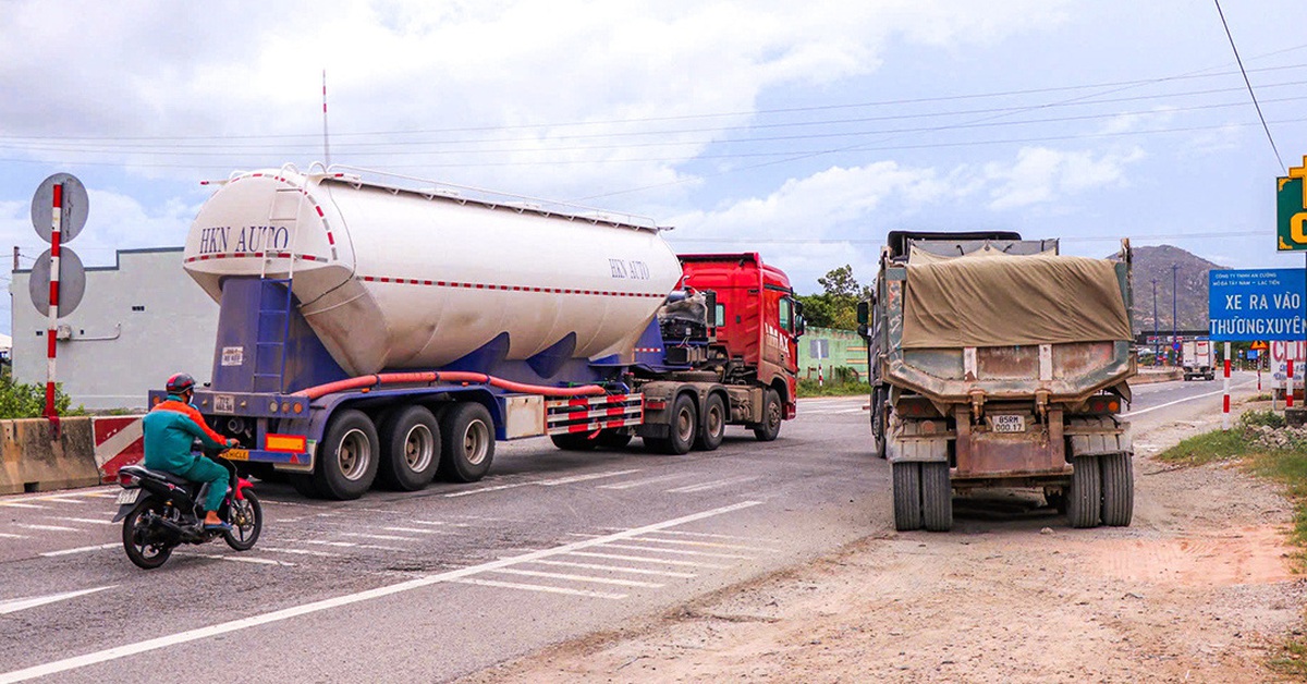 Hàng loạt xe tải đi lùi 70m trên quốc lộ 1 để né trạm thu phí - Tuổi Trẻ Online