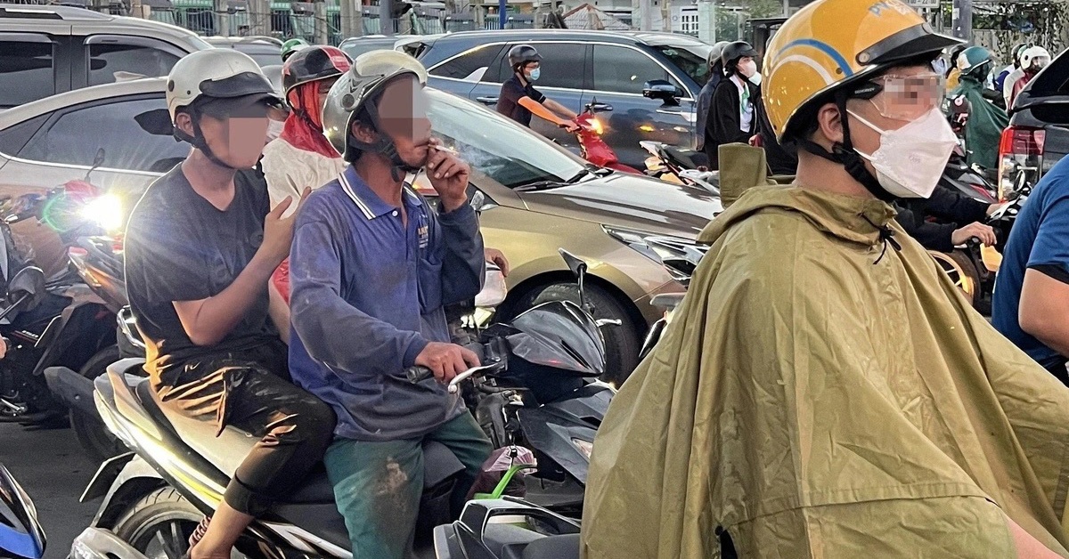 Phì phèo rít thuốc lá nơi công cộng, người xung quanh 