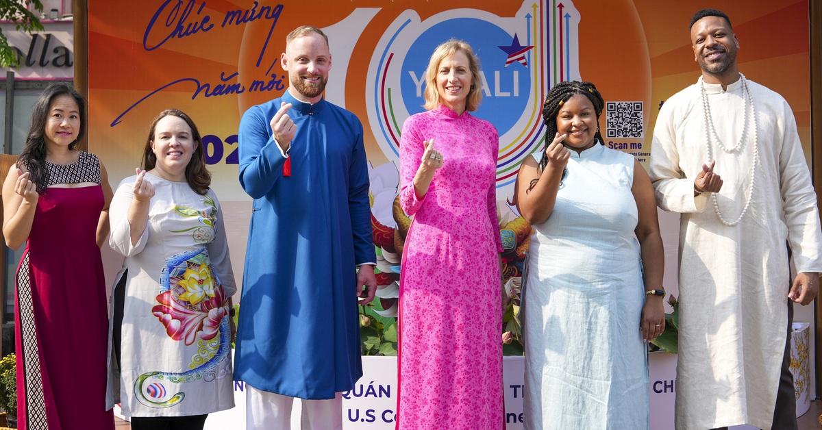 Tổng lãnh sự Mỹ du xuân đường hoa, chúc Tết người dân TP.HCM