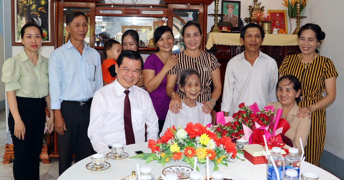 Bí thư Tỉnh ủy Đồng Nai thăm, tặng quà cho 'cụ bà cao tuổi nhất thế giới'