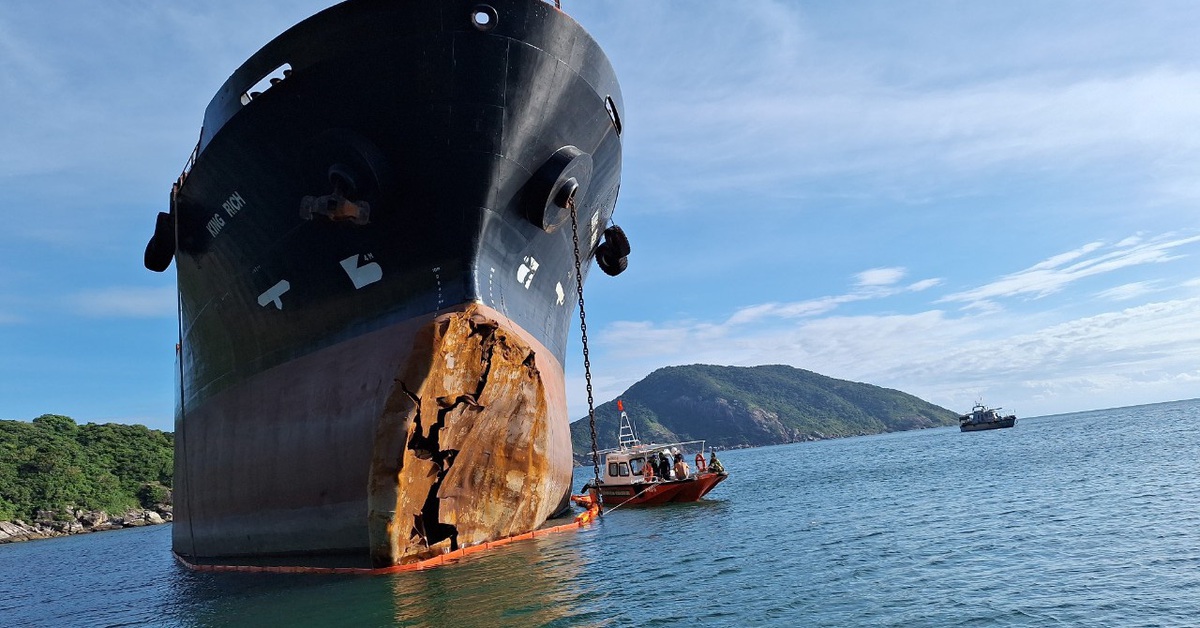 Con tàu ‘ma’ được kéo ra khỏi biển Cù Lao Chàm, đi Hải Phòng