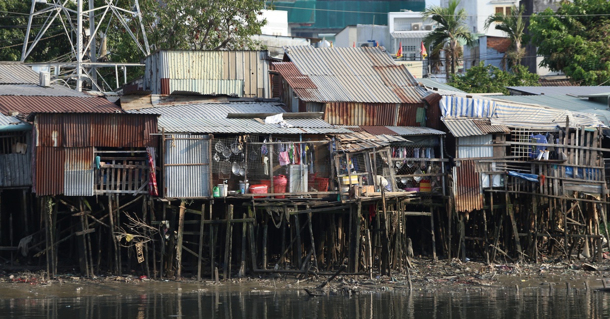 Nguy cơ cháy nổ rình rập các khu nhà lụp xụp ở TP.HCM