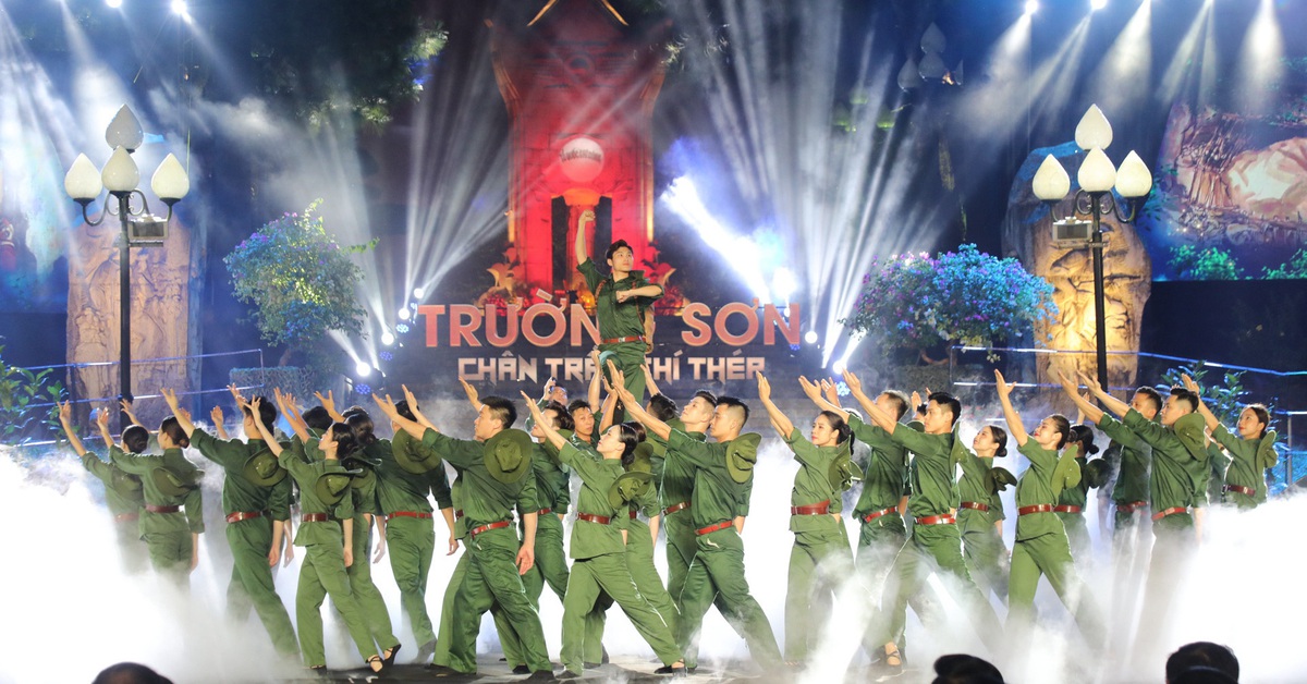 Hùng tráng 'Trường Sơn - chân trần chí thép'