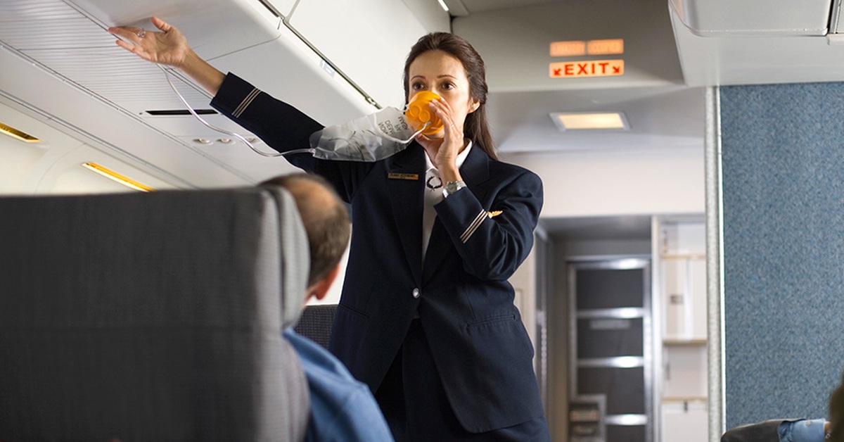 Vì an toàn khi đi máy bay, đừng chỉ cắm cúi bấm điện thoại - Tuổi Trẻ Online